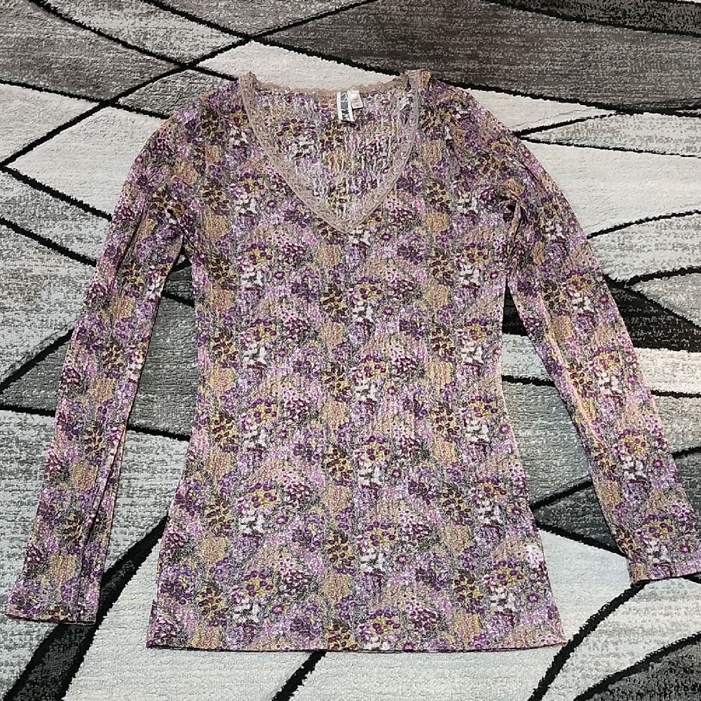 BKE LILAC FLORAL SHEER/LACE V-NECK LONG LAYERING LONG-SLEEVE BLOUSE TOP